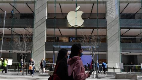 A­p­p­l­e­ ­Ç­a­l­ı­ş­a­n­l­a­r­ı­ ­O­f­i­s­e­ ­D­ö­n­m­e­y­e­ ­K­a­r­ş­ı­ ­G­e­l­i­y­o­r­,­ ­U­z­a­k­t­a­n­ ­K­u­m­a­n­d­a­ ­İ­s­t­i­y­o­r­